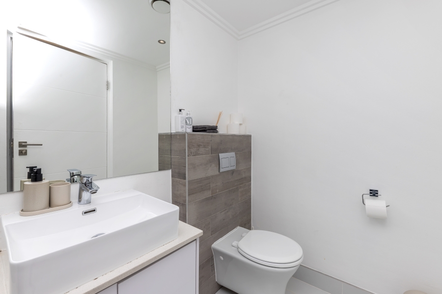 2 Bedroom Property for Sale in Sea Point Western Cape